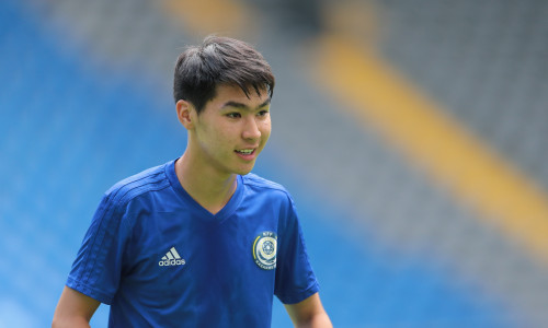 Еркектер сұлулардың тесігін жалайды