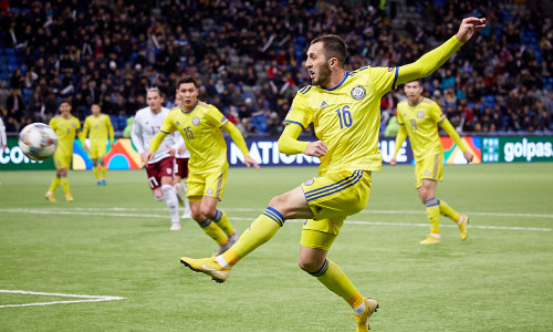 Қызыл балапандар жалаңаш шығады.