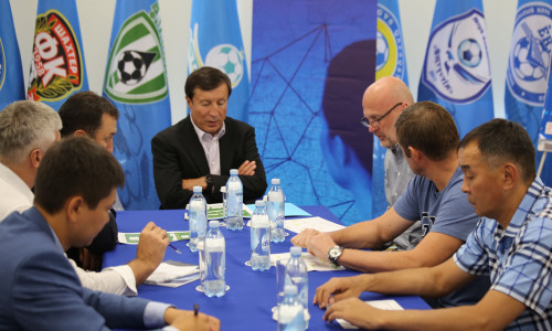 совещание тренерского штаба в офисе