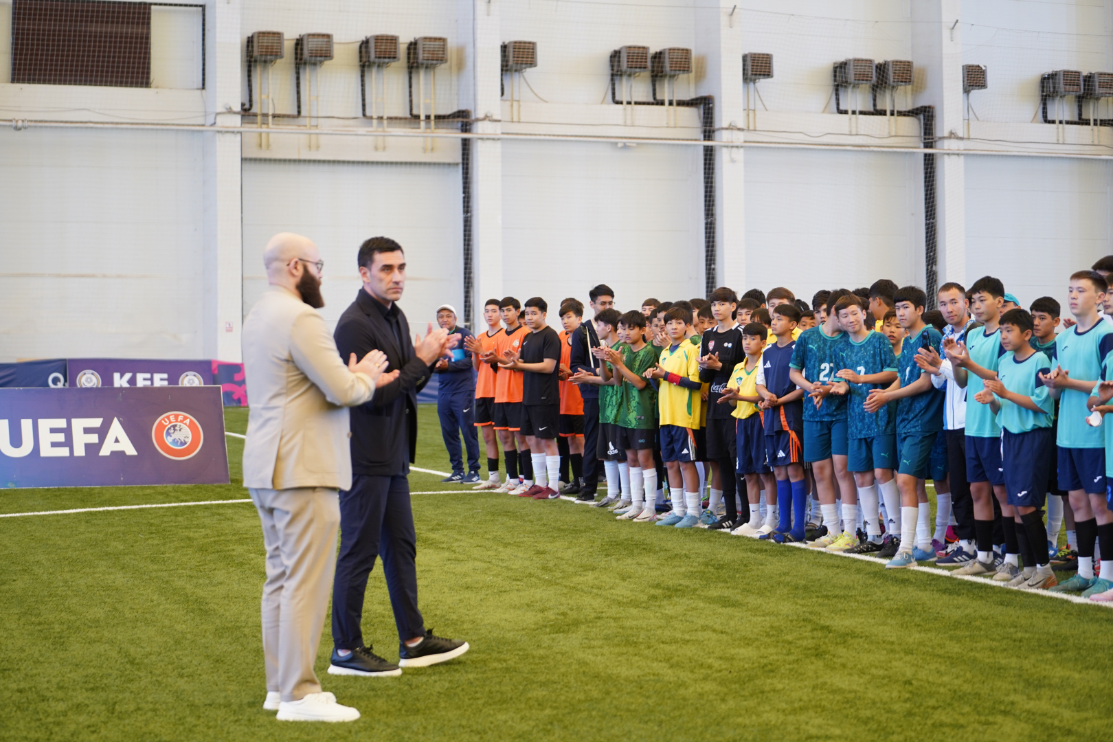 Үш әтешпен ауыр секс